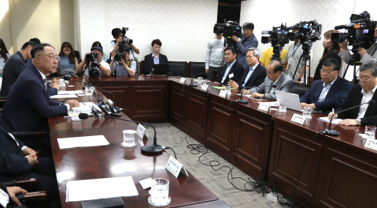발언하는 홍남기 부총리   홍남기 부총리 겸 기획재정부 장관이 14일 정부서울청사에서 KDI와 조세연 등 주요 국책·민간 연구기관장 10명과 간담회를 하며 발언하고 있다. 2019.6.14  사진 = 연합뉴스